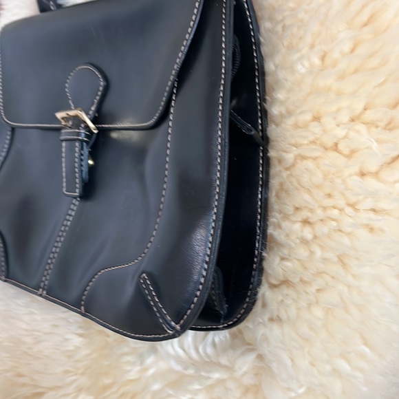 Black Shoulder Bag/ 100% Leather/ Great style & Shaped/ Gold Hardware - Picture 3 of 7